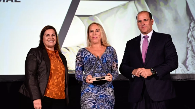 Sonja Arup recibe el premio de la mano de Manuel Afonso y Yasmina Hormiga / TONY HERNÁNDEZ Sonja Arup recibe el premio de la mano de Manuel Afonso y Yasmina Hormiga / TONY HERNÁNDEZ