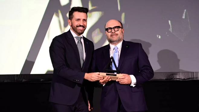 Santiago Guerra recoge el premio de la mano de Jonathan Domínguez / TONY HERNÁNDEZ Santiago Guerra recoge el premio de la mano de Jonathan Domínguez / TONY HERNÁNDEZ