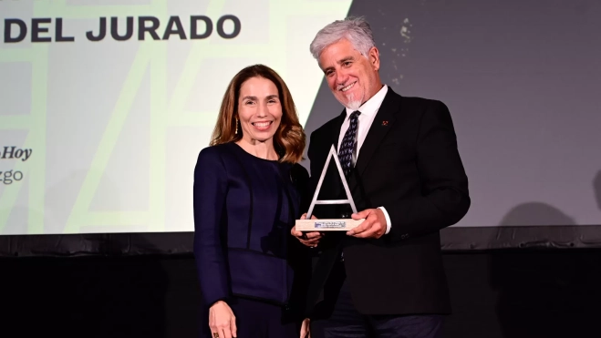 Santiago Díaz Gutiérrez recibe el premio de la mano de Eva Moll de Alba / TONY HERNÁNDEZ Santiago Díaz Gutiérrez recibe el premio de la mano de Eva Moll de Alba / TONY HERNÁNDEZ