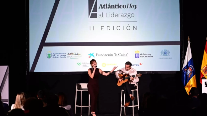 Claudia Álamo durante su actuación en los Premios Atlántico Hoy al Liderazgo 2025 / TONY HERNÁNDEZ Claudia Álamo durante su actuación en los Premios Atlántico Hoy al Liderazgo 2025 / TONY HERNÁNDEZ