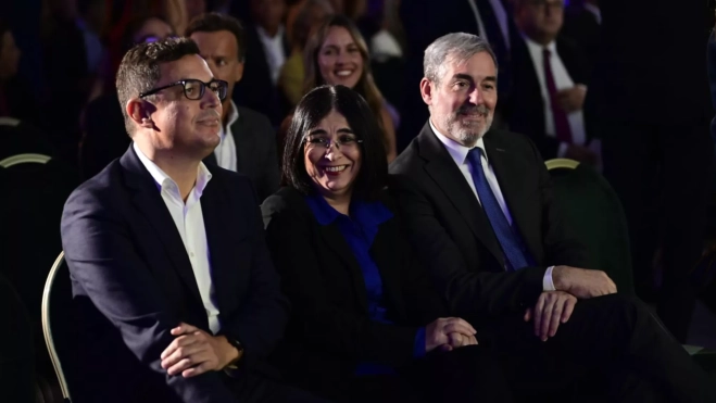 Pablo Rodríguez, Carolina Darias y Fernando Clavijo, durante la gala de los II Premios Atlántico Hoy al Liderazgo. / TONY HERNÁNDEZ Pablo Rodríguez, Carolina Darias y Fernando Clavijo, durante la gala de los II Premios Atlántico Hoy al Liderazgo. / TONY HERNÁNDEZ