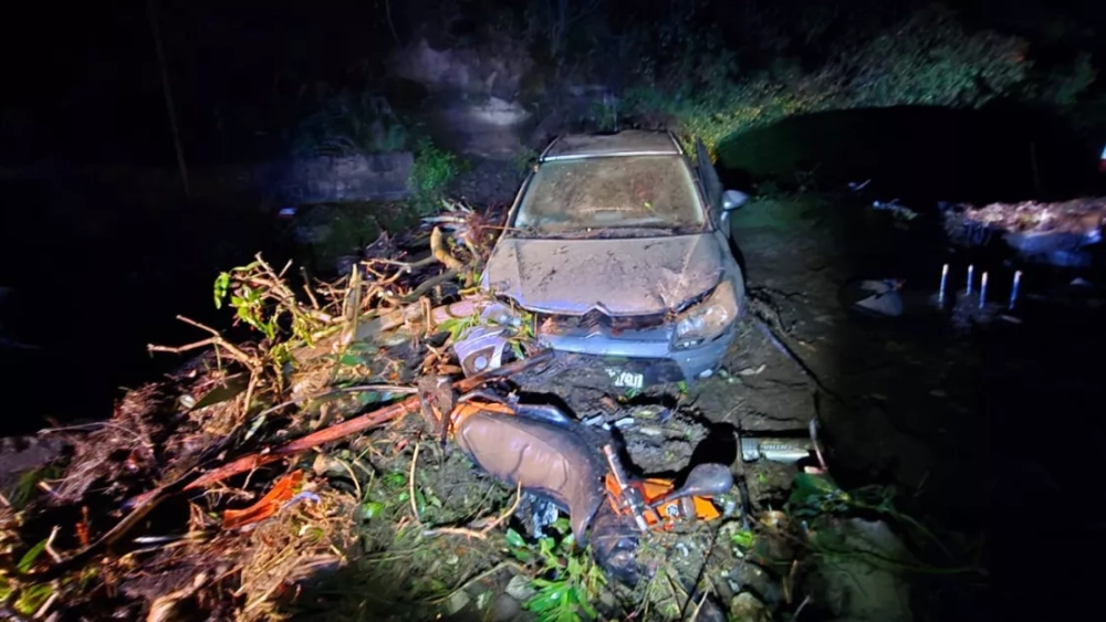 Coche y moto arrastrados por el reventón de una presa en Telde./ AYTO TELDE Coche y moto arrastrados por el reventón de una presa en Telde./ AYTO TELDE