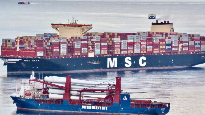 El 'MSC Raya' coincide a su llegada al Puerto de Las Palmas con los catamaranes de las navieras Fred Olsen y de Armas. En la imagen, también, un buque que transporta aerogeneradores. / NICOLÁS AROCHA El 'MSC Raya' coincide a su llegada al Puerto de Las Palmas con los catamaranes de las navieras Fred Olsen y de Armas. En la imagen, también, un buque que transporta aerogeneradores. / NICOLÁS AROCHA