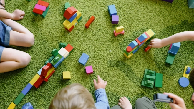 Imagen de unos niños que aprenden jugando / PEXELS Imagen de unos niños que aprenden jugando / PEXELS