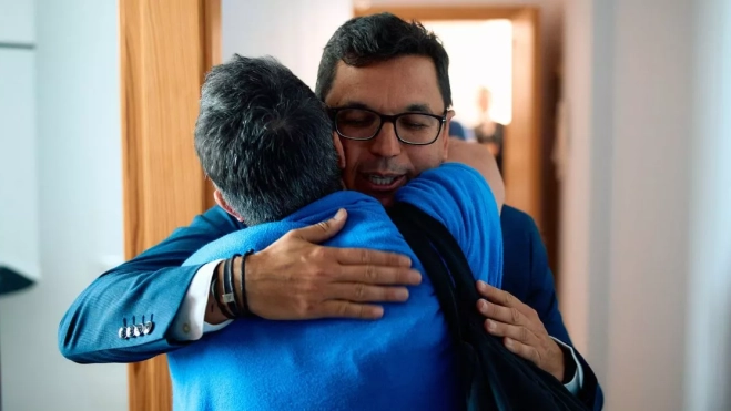 El consejero del Gobierno de Canarias Pablo Rodríguez abraza a María del Pino Hernández, que logra junto a su marido un piso de alquiler asequible en Agaete. / AH El consejero del Gobierno de Canarias Pablo Rodríguez abraza a María del Pino Hernández, que logra junto a su marido un piso de alquiler asequible en Agaete. / AH