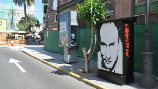El retrato de Manolo Millares, uno de los iconos urbanos de la ciudad, ha desaparecido bajo un manto de pintura gris en la calle Muro. / AH El retrato de Manolo Millares, uno de los iconos urbanos de la ciudad, ha desaparecido bajo un manto de pintura gris en la calle Muro. / AH
