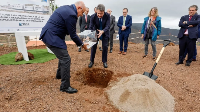 Colocación de la primera piedra del radiotelescopio de la Red Atlántica de Estaciones Geodinámicas y Espaciales / ELVIRA URQUIJO - EFE Colocación de la primera piedra del radiotelescopio de la Red Atlántica de Estaciones Geodinámicas y Espaciales / ELVIRA URQUIJO - EFE