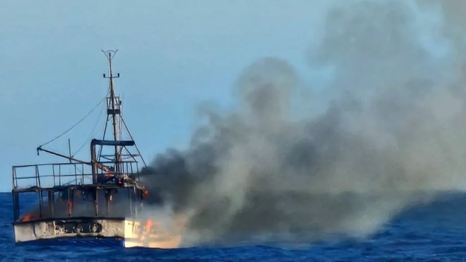 Las llamas devoran al 'Montes y Sabino', el pesquero que se hundió este miércoles frente a la costa de Telde. / AH Las llamas devoran al 'Montes y Sabino', el pesquero que se hundió este miércoles frente a la costa de Telde. / AH