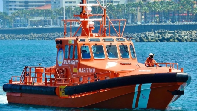 Una embarcación de Salvamento Marítimo regresa al Puerto de Las Palmas, tras participar en las maniobras realizadas para dispersar la mancha de combustible del pesquero 'Montes y Sabino', que se ha hundido en la costa de Telde. / NICOLÁS AROCHA Una embarcación de Salvamento Marítimo regresa al Puerto de Las Palmas, tras participar en las maniobras realizadas para dispersar la mancha de combustible del pesquero 'Montes y Sabino', que se ha hundido en la costa de Telde. / NICOLÁS AROCHA