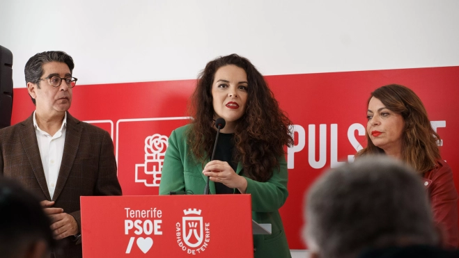 La secretaria general del PSOE de Tenerife, Tamara Raya (d); el senador por Tenerife y consejero del Cabildo insular, Pedro Martín. / RAMÓN DE LA ROCHA-EFE La secretaria general del PSOE de Tenerife, Tamara Raya (d); el senador por Tenerife y consejero del Cabildo insular, Pedro Martín. / RAMÓN DE LA ROCHA-EFE