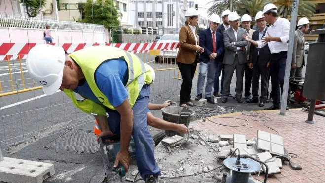Un grupo de políticos, con Augusto Hidalgo en el centro, se sacan la foto con el inicio de las obras de la MetroGuagua, que siguen sin concluirse y son investigadas por la Fiscalía Europea. / EFE / ELVIRA URQUIJO Un grupo de políticos, con Augusto Hidalgo en el centro, se sacan la foto con el inicio de las obras de la MetroGuagua, que siguen sin concluirse y son investigadas por la Fiscalía Europea. / EFE / ELVIRA URQUIJO