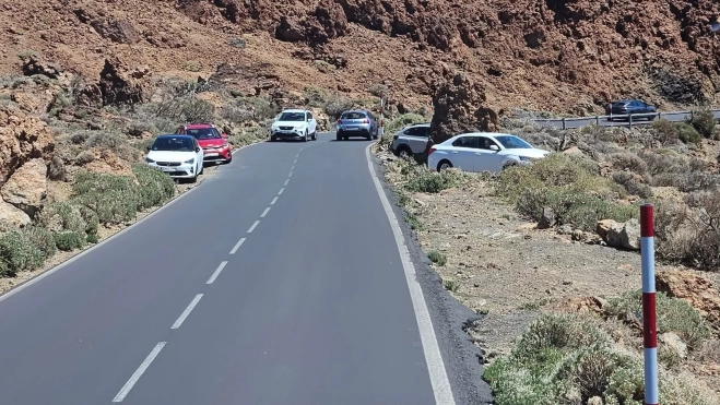 Vehículos mal aparcados en el Parque Nacional del Teide. / FUNDACIÓN TELESFORO BRAVO JUAN COELLO Vehículos mal aparcados en el Parque Nacional del Teide. / FUNDACIÓN TELESFORO BRAVO JUAN COELLO