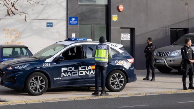 Policías Nacionales en una redada contra el narcotráfico / EFE Policías Nacionales en una redada contra el narcotráfico / EFE