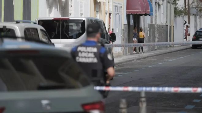 Un policía local de Las Palmas de Gran Canaria en la calle Molino de Viento / EFE Un policía local de Las Palmas de Gran Canaria en la calle Molino de Viento / EFE