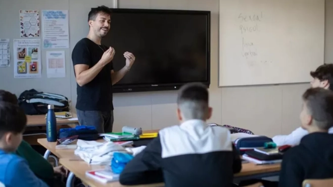 Un profesor dando clases en Canarias / EFE Un profesor dando clases en Canarias / EFE