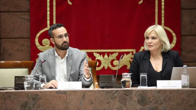 Raúl Acosta (AHI) y Elena García Hurst, experta en inmigración canaria en Estados Unidos. / AH Raúl Acosta (AHI) y Elena García Hurst, experta en inmigración canaria en Estados Unidos. / AH