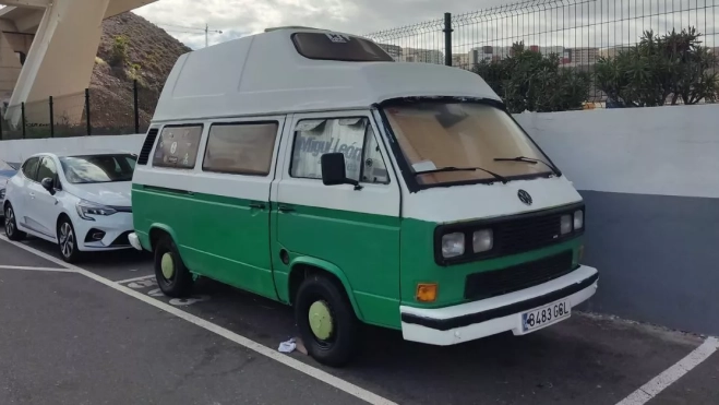Una furgoneta camper estacionada en El Rincón de manera permanente. Entró a Sagulpa antes de que a finales del año pasado se colocasen los gálibos contra estos vehículos vivienda. / AH Una furgoneta camper estacionada en El Rincón de manera permanente. Entró a Sagulpa antes de que a finales del año pasado se colocasen los gálibos contra estos vehículos vivienda. / AH