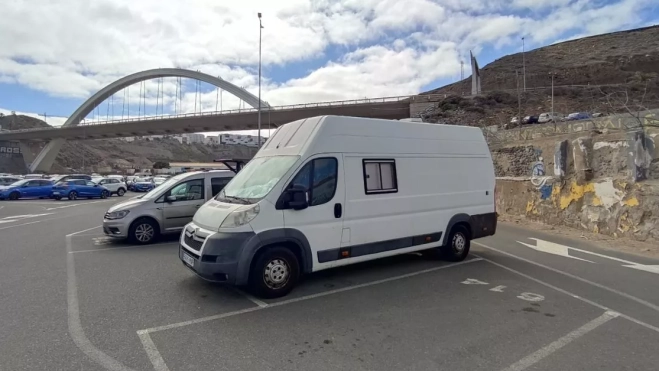 Otro de los furgones vivienda que permanecen estacionados en El Rincón. / AH Otro de los furgones vivienda que permanecen estacionados en El Rincón. / AH