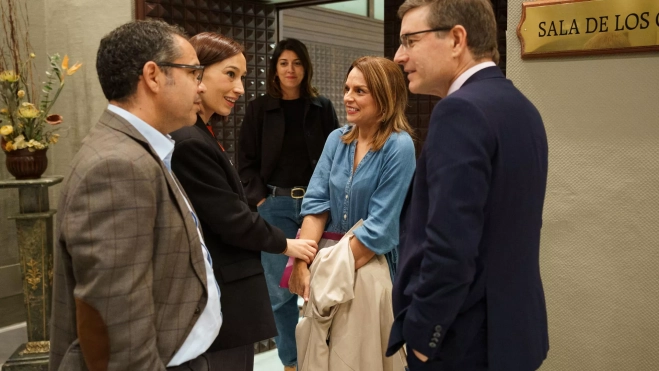 Noemí Santana dialoga con Nira Fierro (PSOE) en presencia de Gustavo Santana (PSOE) y Nicasio Galván (Vox). / RAMÓN DE LA ROCHA-EFE Noemí Santana dialoga con Nira Fierro (PSOE) en presencia de Gustavo Santana (PSOE) y Nicasio Galván (Vox). / RAMÓN DE LA ROCHA-EFE