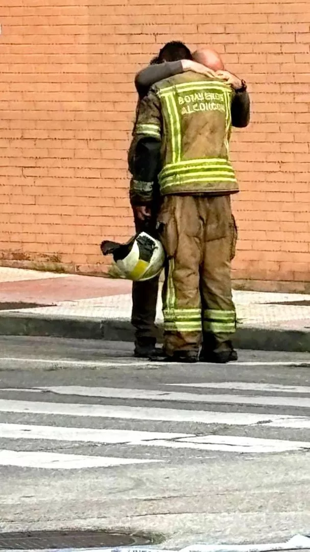 Dos bomberos que intervinieron en el incendio de un coche eléctrico en Alcorcón. / REDES Dos bomberos que intervinieron en el incendio de un coche eléctrico en Alcorcón. / REDES