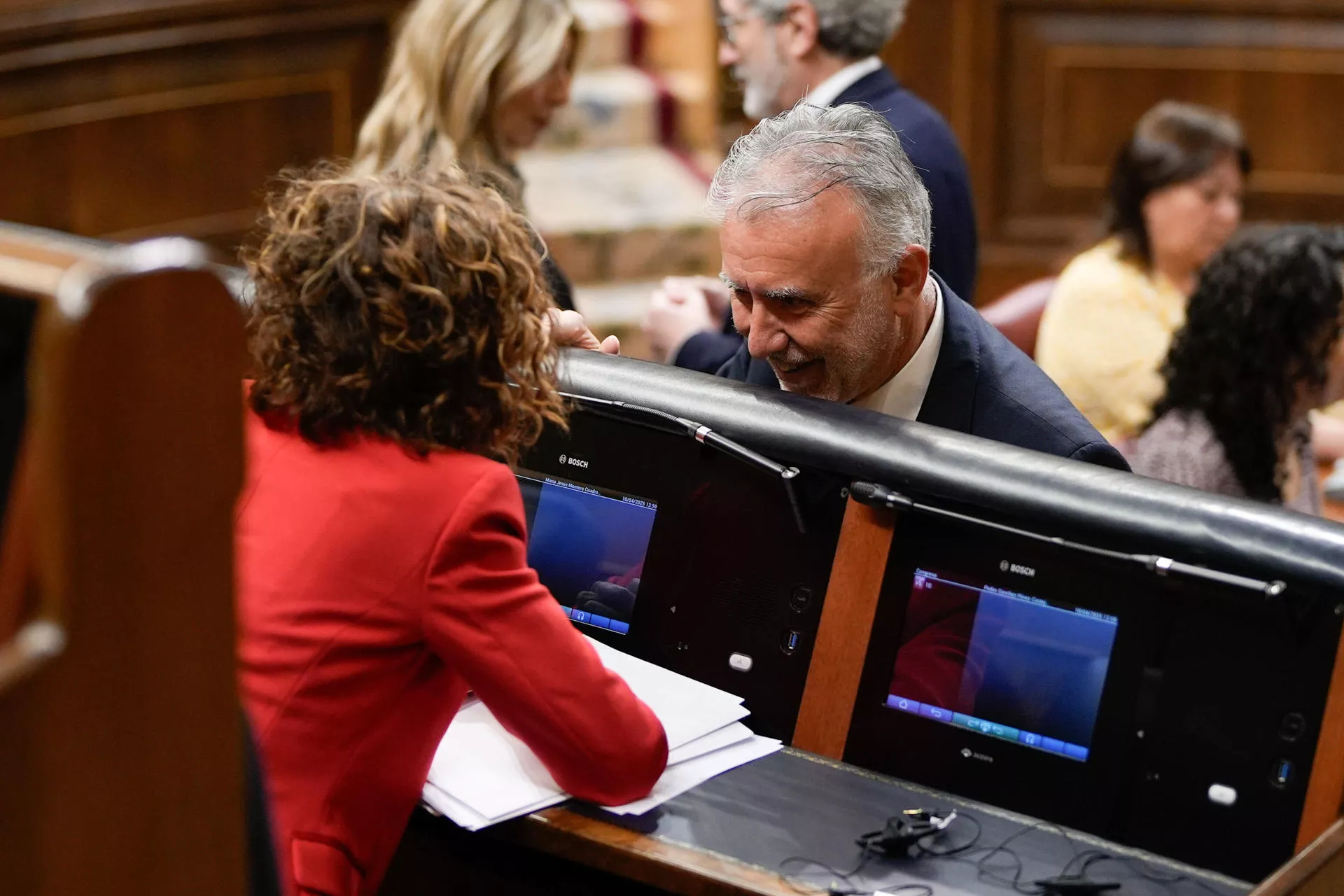 El ministro de Política Territorial, Ángel Víctor Torres (d) conversa con la ministra de Hacienda, María Jesús Montero (i) durante el pleno celebrado este jueves en el Congreso de los Diputados en Madrid. EFE/ Borja Sanchez-Trillo El ministro de Política Territorial, Ángel Víctor Torres (d) conversa con la ministra de Hacienda, María Jesús Montero (i) durante el pleno celebrado este jueves en el Congreso de los Diputados en Madrid. EFE/ Borja Sanchez-Trillo