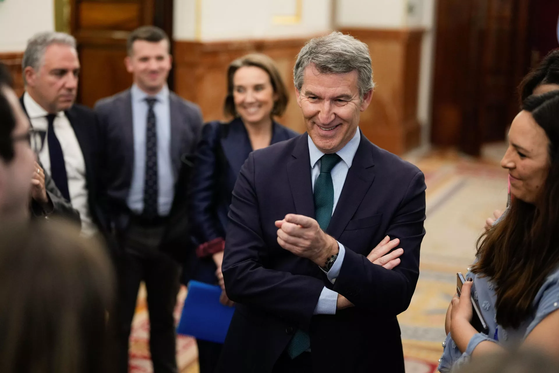 El líder del Partido Popular ,Alberto Núñez Feijóo (c) conversa con los periodistas durante un receso del pleno celebrado este jueves en el Congreso de los Diputados en Madrid. EFE/ Borja Sanchez-Trillo El líder del Partido Popular ,Alberto Núñez Feijóo (c) conversa con los periodistas durante un receso del pleno celebrado este jueves en el Congreso de los Diputados en Madrid. EFE/ Borja Sanchez-Trillo