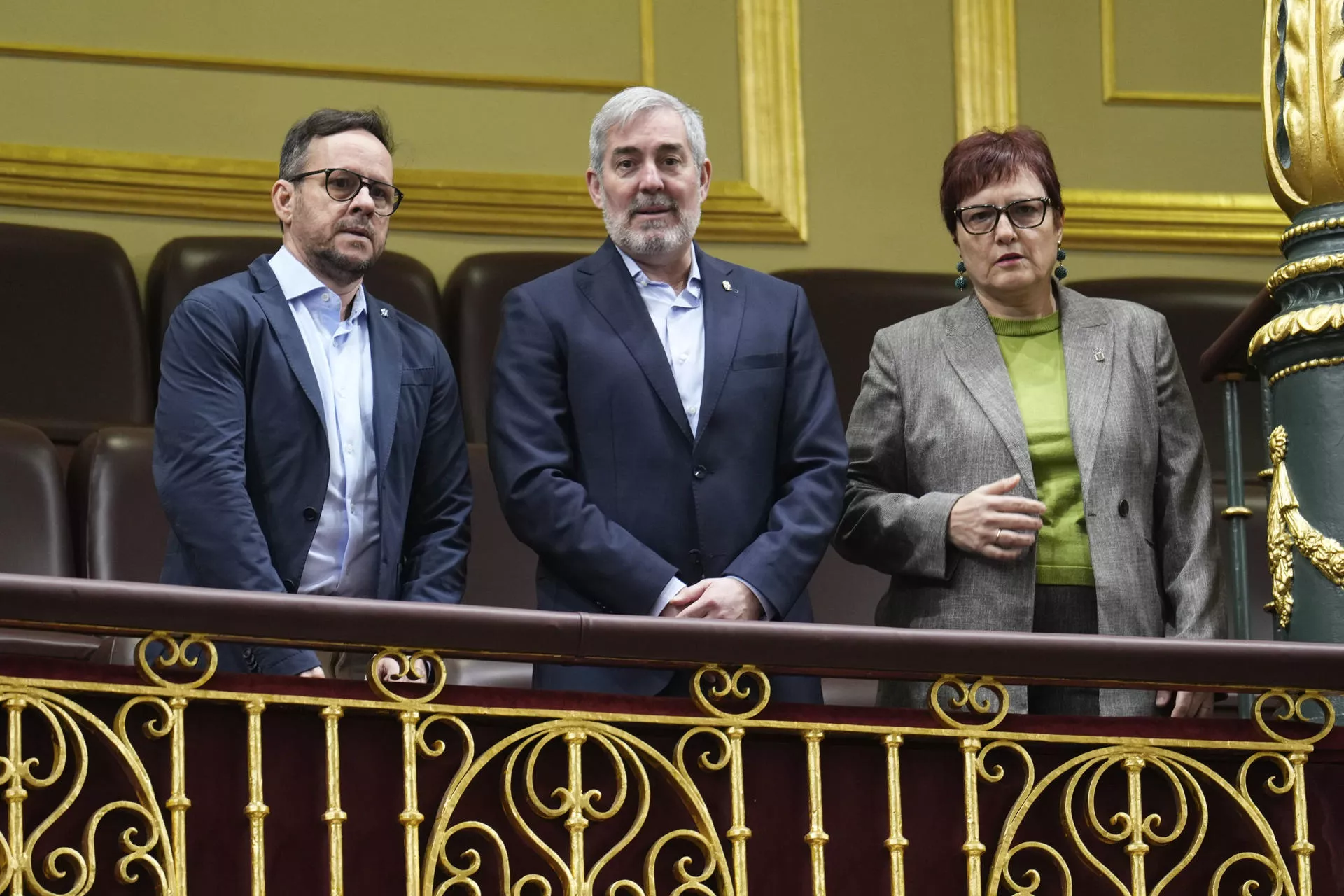 En la tribuna de invitados del Congreso el día en el que se vota la convalidación del reparto de menores, el presidente de Canarias, Fernando Clavijo (centro), la consejera de Bienestar Social del Gobierno de Canarias, Candelaria Delgado (derecha)./ EFE En la tribuna de invitados del Congreso el día en el que se vota la convalidación del reparto de menores, el presidente de Canarias, Fernando Clavijo (centro), la consejera de Bienestar Social del Gobierno de Canarias, Candelaria Delgado (derecha)./ EFE