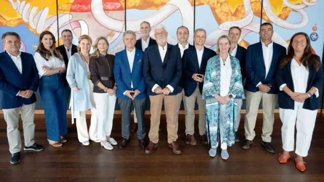 Adolfo López, en el centro, rodeado del equipo con el que se presenta a las elecciones del Real Club Náutico de Gran Canaria. / AH Adolfo López, en el centro, rodeado del equipo con el que se presenta a las elecciones del Real Club Náutico de Gran Canaria. / AH
