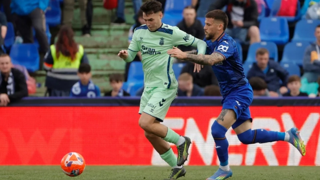 El defensa del Getafe Juan Bernat (d) disputa un balón con el centrocampista de Las Palmas Stefan Bajčetić (i) / EFE El defensa del Getafe Juan Bernat (d) disputa un balón con el centrocampista de Las Palmas Stefan Bajčetić (i) / EFE