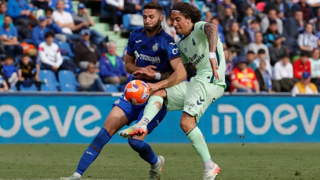 El defensa del Getafe Juan Iglesias (i) disputa un balón con el delantero de Las Palmas Fábio Silva (d)/ EFE El defensa del Getafe Juan Iglesias (i) disputa un balón con el delantero de Las Palmas Fábio Silva (d)/ EFE