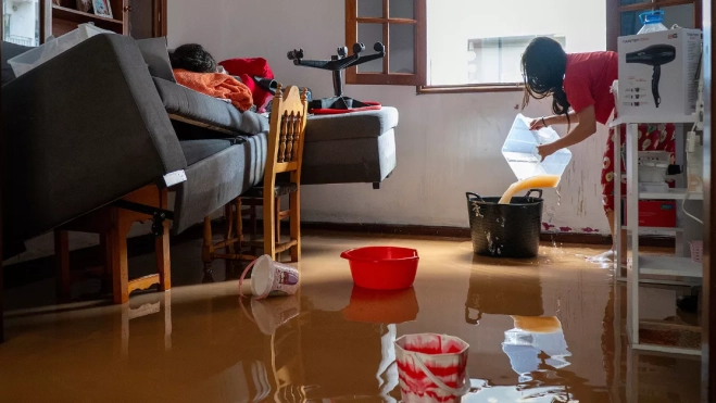 Una persona achica agua en su domicilio de Arrecife (Lanzarote) / EFE - ADRIEL PERDOMO Una persona achica agua en su domicilio de Arrecife (Lanzarote) / EFE - ADRIEL PERDOMO