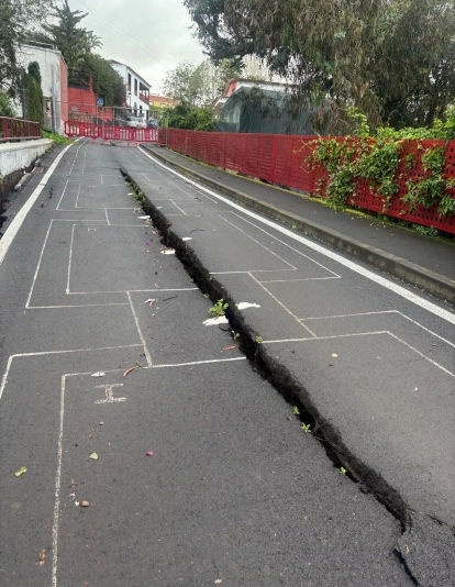 Grieta inicial aparecida antes del derrumbe. /CEDIDA Grieta inicial aparecida antes del derrumbe. /CEDIDA
