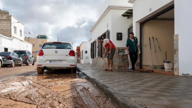 En la imagen, vecinos de Arrecife limpian de barro una calle tras los destrozos de las lluvias. EFE/ Adriel Perdomo En la imagen, vecinos de Arrecife limpian de barro una calle tras los destrozos de las lluvias. EFE/ Adriel Perdomo