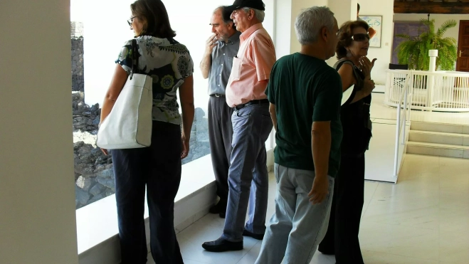 El escritor Mario Vargas Llosa (c) y su entonces esposa, Patricia Llosa Urquidi (1d), visitan en octubre de 2009 la sede de la Fundación César Manrique en Taro de Tahíche (Lanzarote), acompañados por el director de la entidad cultural, Fernando Gómez Aguilera (2i). / EFE El escritor Mario Vargas Llosa (c) y su entonces esposa, Patricia Llosa Urquidi (1d), visitan en octubre de 2009 la sede de la Fundación César Manrique en Taro de Tahíche (Lanzarote), acompañados por el director de la entidad cultural, Fernando Gómez Aguilera (2i). / EFE