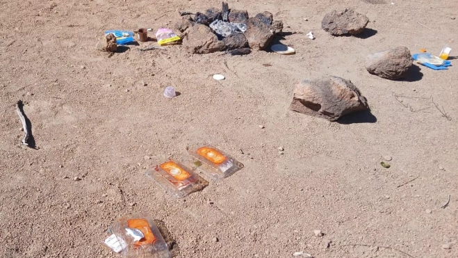 Imagen de una hoguera junto a la basura que dejaron varias personas en el Teide. / JAIME COELLO Imagen de una hoguera junto a la basura que dejaron varias personas en el Teide. / JAIME COELLO