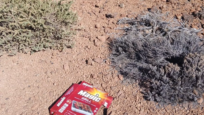 Pastillas de encendido tiradas en las Minas de San José. / JAIME COELLO Pastillas de encendido tiradas en las Minas de San José. / JAIME COELLO