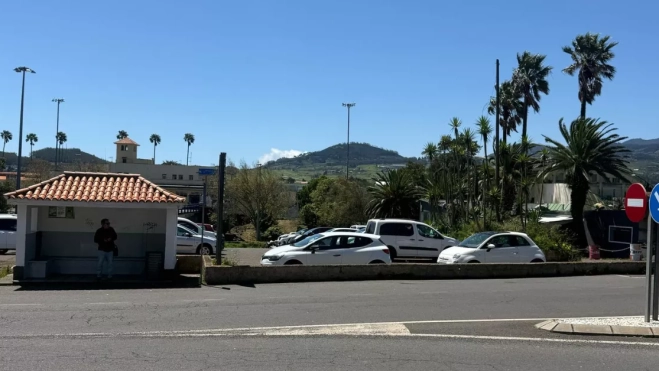 Coches aparcados en parking irregular cerca de Los Rodeos. /AH Coches aparcados en parking irregular cerca de Los Rodeos. /AH