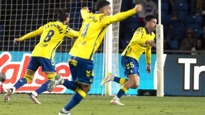 Javi Muñoz da vida a la UD ante el Atlético. / ÁNGEL MEDINA G.-EFE Javi Muñoz da vida a la UD ante el Atlético. / ÁNGEL MEDINA G.-EFE