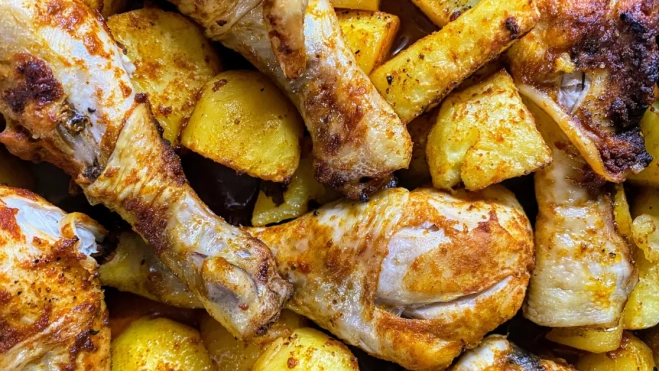Bandeja de muslos de pollo al horno / UNSPLASH Bandeja de muslos de pollo al horno / UNSPLASH