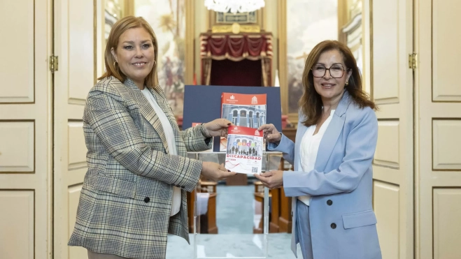 La diputada del Común, Lola Padrón (d), ha entregado a la presidenta del Parlamento , Astrid Pérez (i) el informe anual correspondiente al año 2024. / EFE - MIGUEL BARRETO La diputada del Común, Lola Padrón (d), ha entregado a la presidenta del Parlamento , Astrid Pérez (i) el informe anual correspondiente al año 2024. / EFE - MIGUEL BARRETO