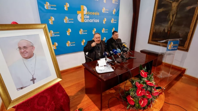 El obispo de Canarias, José Mazuelos; junto al obispo auxiliar de Canarias, Cristóbal Déniz / EFE - ELVIRA URQUIJO A. El obispo de Canarias, José Mazuelos; junto al obispo auxiliar de Canarias, Cristóbal Déniz / EFE - ELVIRA URQUIJO A.