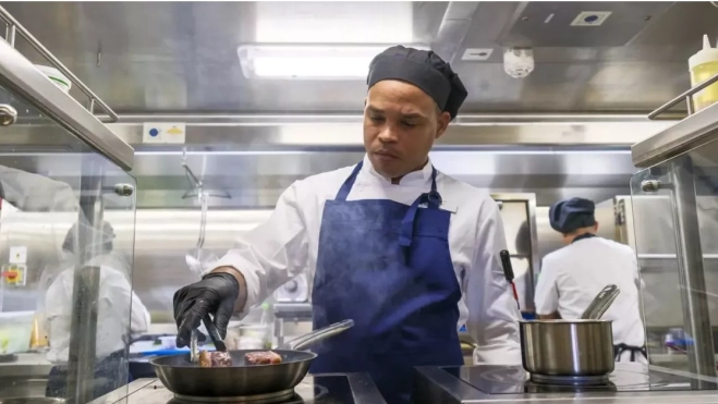 Un detalle de la cocina del 'Ocean Victory', el primer crucero boutique de España. EFE / Angel Medina G. Un detalle de la cocina del 'Ocean Victory', el primer crucero boutique de España. EFE / Angel Medina G.