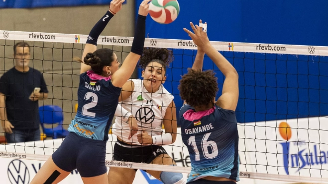 Camila Hiruela remata en la red. / QUIQUE CURBELO-EFE Camila Hiruela remata en la red. / QUIQUE CURBELO-EFE