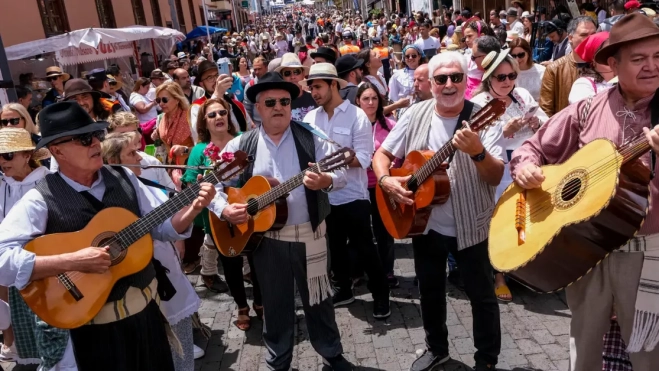 Imagen de una parranda tocando en la romería de Tegueste, en Tenerife / EFE Imagen de una parranda tocando en la romería de Tegueste, en Tenerife / EFE