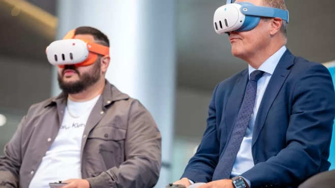 El creador de contenidos Zelika y Augusto Hidalgo jugando durante la rueda de prensa / CEDIDA El creador de contenidos Zelika y Augusto Hidalgo jugando durante la rueda de prensa / CEDIDA