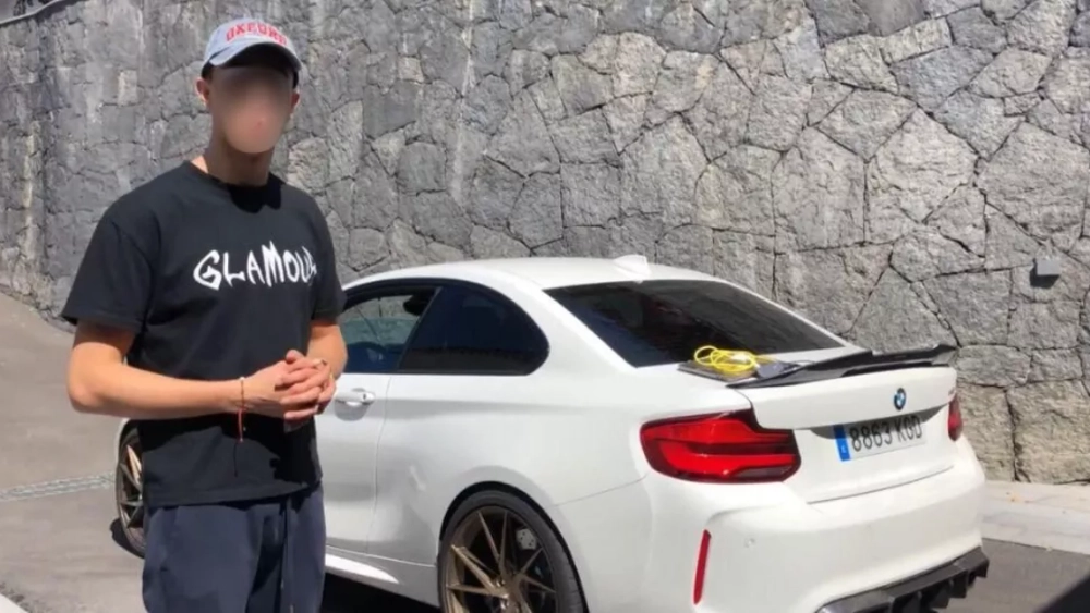 El BMW siniestrado en el accidente tiempo atrás. Junto a él, una persona que podría ser el conductor./ RRSS El BMW siniestrado en el accidente tiempo atrás. Junto a él, una persona que podría ser el conductor./ RRSS