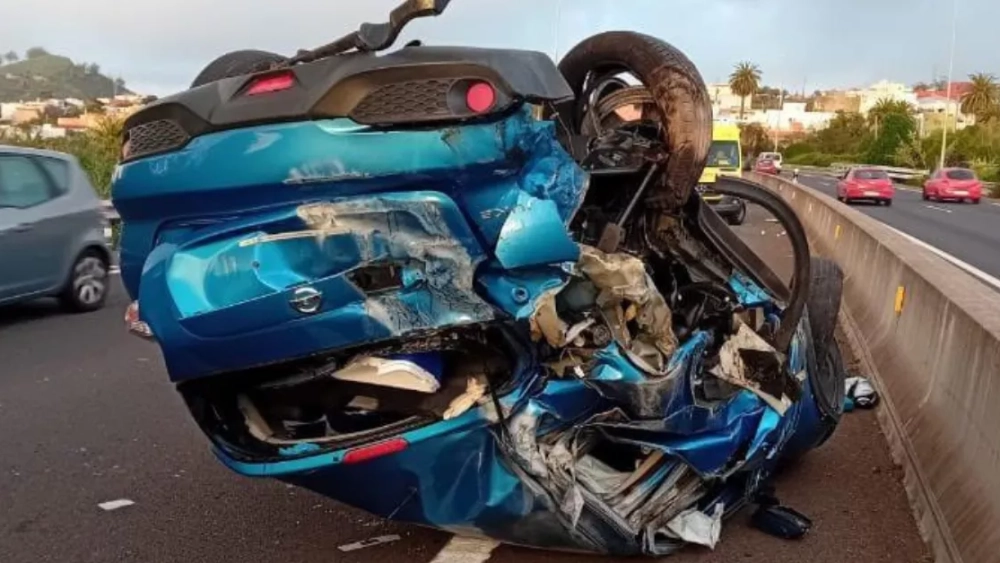 Estado en el que quedó el Nissan Juke de la persona que resultó más gravemente herida en el accidente provocado por el BMW./ RRSS Estado en el que quedó el Nissan Juke de la persona que resultó más gravemente herida en el accidente provocado por el BMW./ RRSS