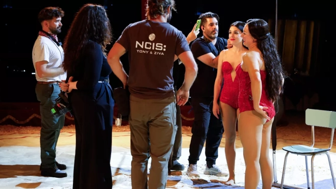 La actriz Adriana Ugarte (2d), su doble, la trapecista Sarah Repond (d), y la directora Arima León (i) durante la preparación de una de las escenas de 'Tal vez' / EFE - ELVIRA URQUIJO La actriz Adriana Ugarte (2d), su doble, la trapecista Sarah Repond (d), y la directora Arima León (i) durante la preparación de una de las escenas de 'Tal vez' / EFE - ELVIRA URQUIJO