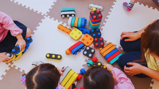 Imagen de menores jugando. / CANVA Imagen de menores jugando. / CANVA