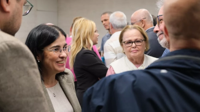 Darias conversa con vecinos de La Isleta tras presentar el estudio sobre movilidad de la calle Dr. José Guerra Navarro. / AH Darias conversa con vecinos de La Isleta tras presentar el estudio sobre movilidad de la calle Dr. José Guerra Navarro. / AH